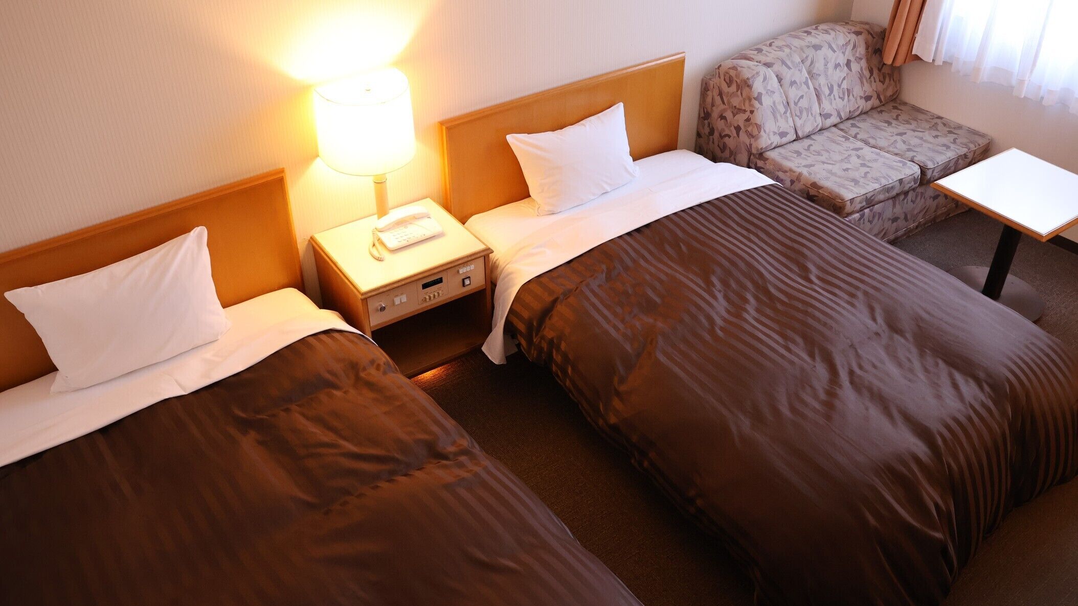 Escritorio, cortinas blackout, wifi gratis y ropa de cama 