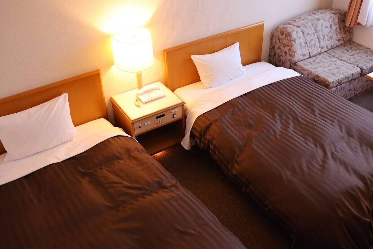 Desk, blackout drapes, WiFi (free), bed sheets