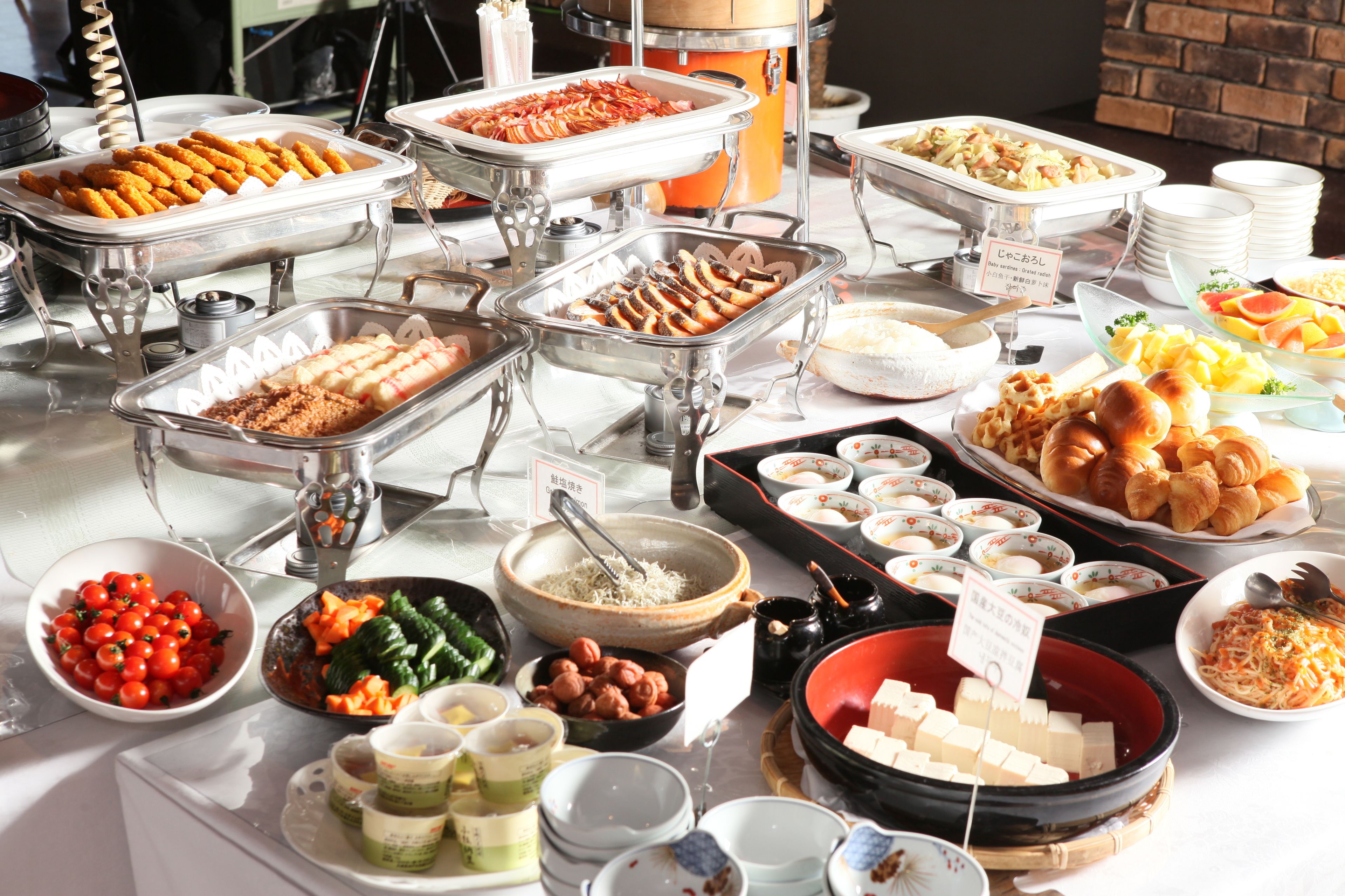 Daily buffet breakfast (JPY 1320 per person)