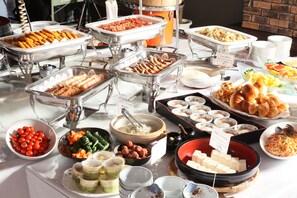 Desayuno buffet diario (JPY 1320 por persona)