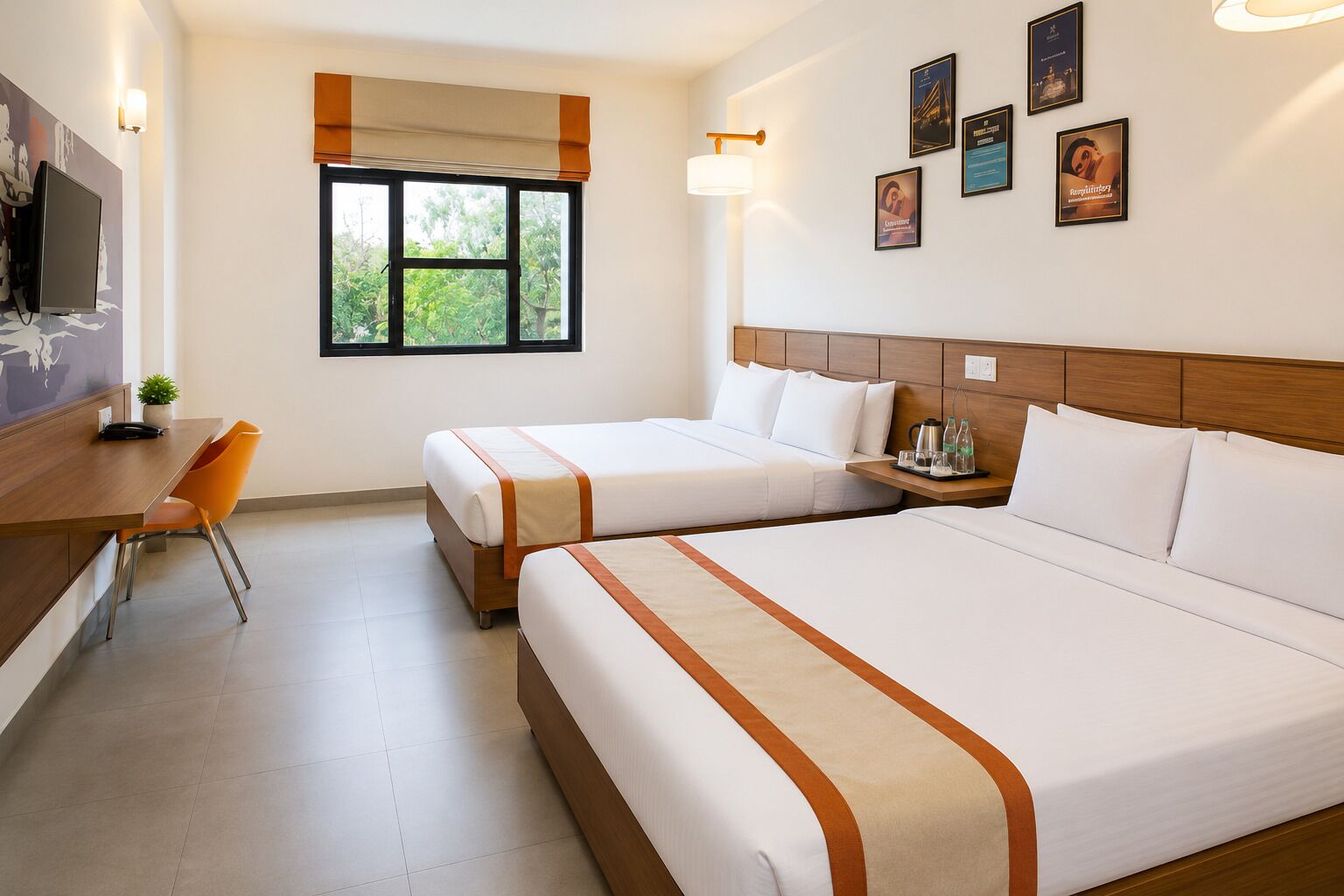 Habitación de hotel con dos camas, un escritorio, una silla, una ventana con vistas y obras de arte en la pared.