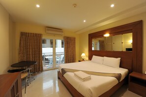 Minibar, desk, soundproofing, free WiFi - Whitehouse Condotel (Pattaya)