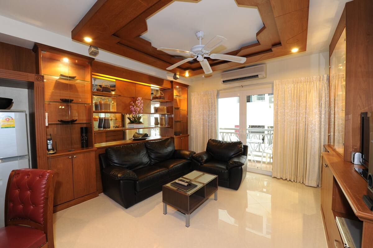 Deluxe Suite | Living area | 32-inch LCD TV with cable channels, TV