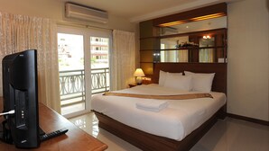 Deluxe Suite | Minibar, desk, soundproofing, WiFi (free) - Whitehouse Condotel (Pattaya)