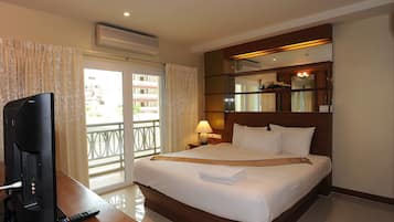 Deluxe Suite | Minibar, desk, soundproofing, free WiFi