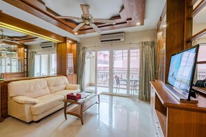 32-inch LCD TV with cable channels, TV - Whitehouse Condotel (Pattaya)