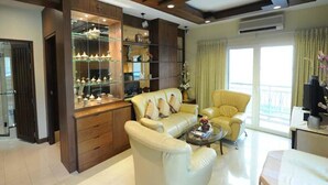 Living room | 32-inch LCD TV with cable channels, TV - Whitehouse Condotel (Pattaya)