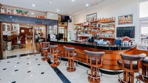 Bar (on property) - Whitehouse Condotel (Pattaya)
