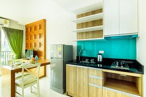 Studio | Private kitchen | Fridge, stovetop, electric kettle, cookware/dishes/utensils - G Residence Pattaya (Pattaya)