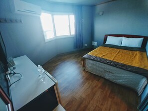 Habitación con 2 camas individuales (1 double bed & 1 single bed) | Wifi gratis