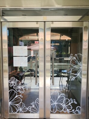 Property entrance - Shiny Hotel (Jeju City)