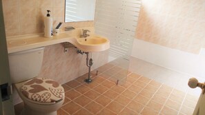 Twin Room (2 double beds) | Bathroom | Shower, free toiletries, hair dryer, towels - Shiny Hotel (Jeju City)