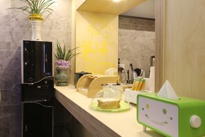 Free daily continental breakfast  - Hotel Cello Guri (Guri)