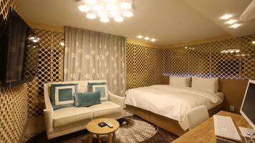 Suite | Blackout drapes, free WiFi