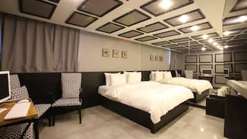 Suite | Blackout drapes, free WiFi