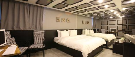 Suite | Blackout drapes, free WiFi