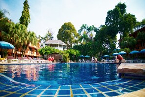 Outdoor pool, pool umbrellas, pool loungers - Peace Resort Pattaya (Pattaya)