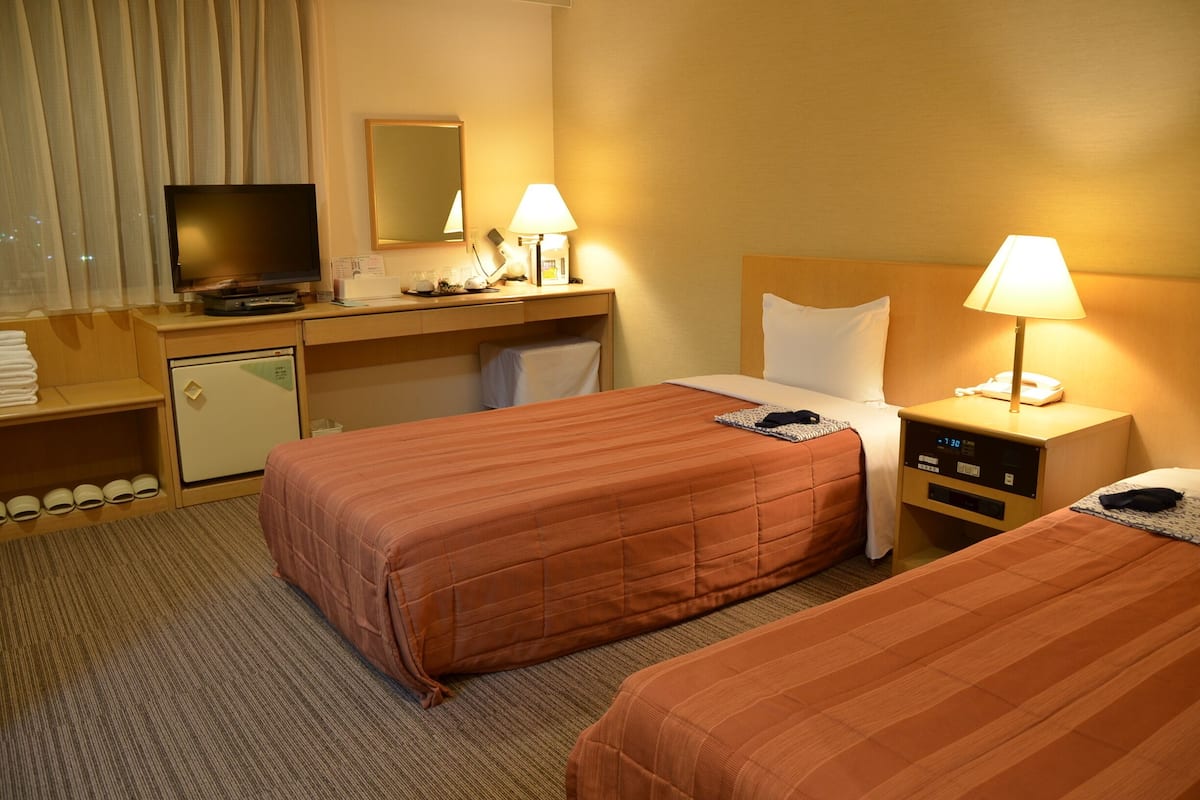 Escritorio, wifi gratis y ropa de cama