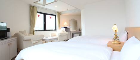 Deluxe-herbergi fyrir tvo, tvö rúm | Skrifborð, ókeypis þráðlaus nettenging, rúmföt