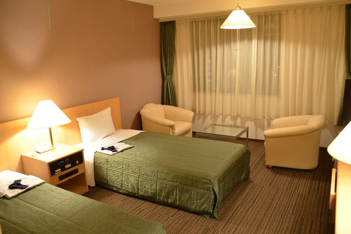Escritorio, wifi gratis y ropa de cama