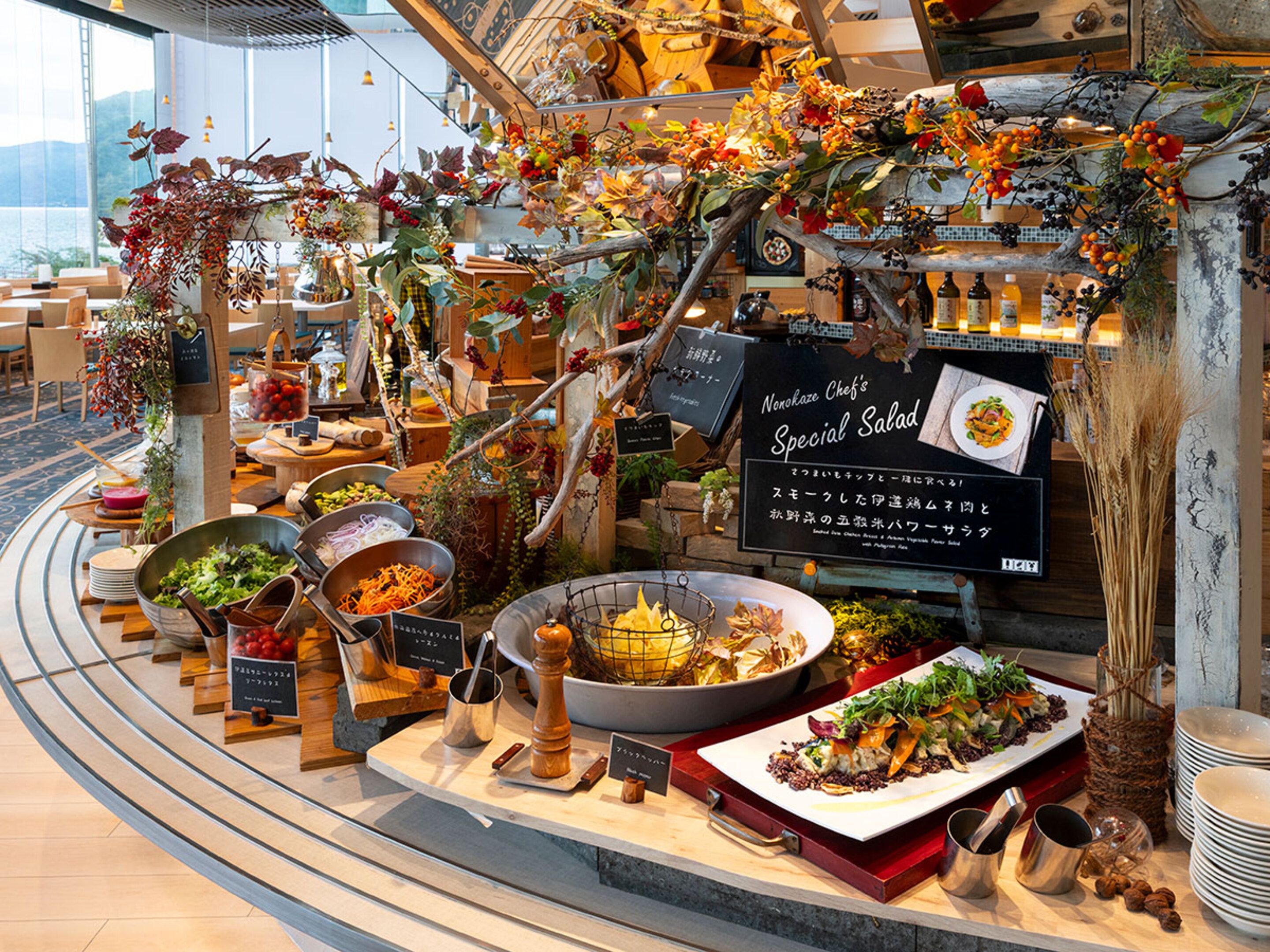 Een restaurant met diverse gerechten gepresenteerd op een toonbank, waaronder salades en een speciale salade.