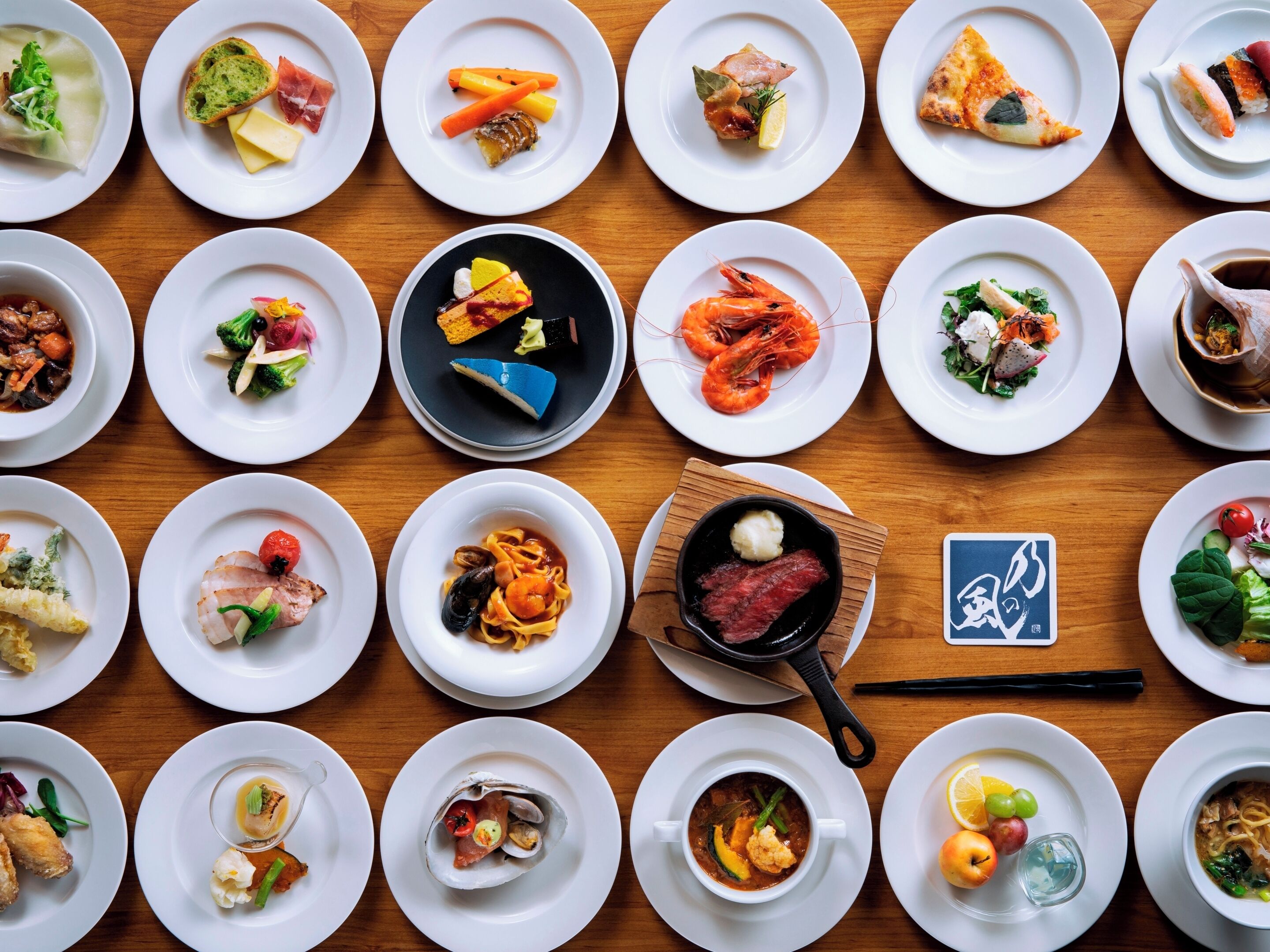 Diversos platos de comida dispuestos sobre una mesa de madera.
