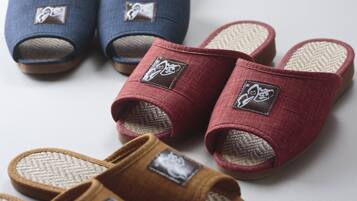 Un par de zapatillas con un logotipo en la suela.