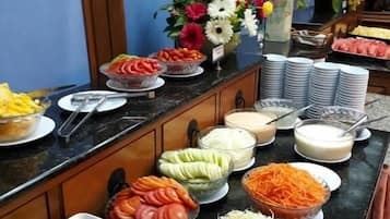 Breakfast, lunch, dinner served; international cuisine
