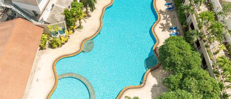 Piscina externa, espreguiçadeiras