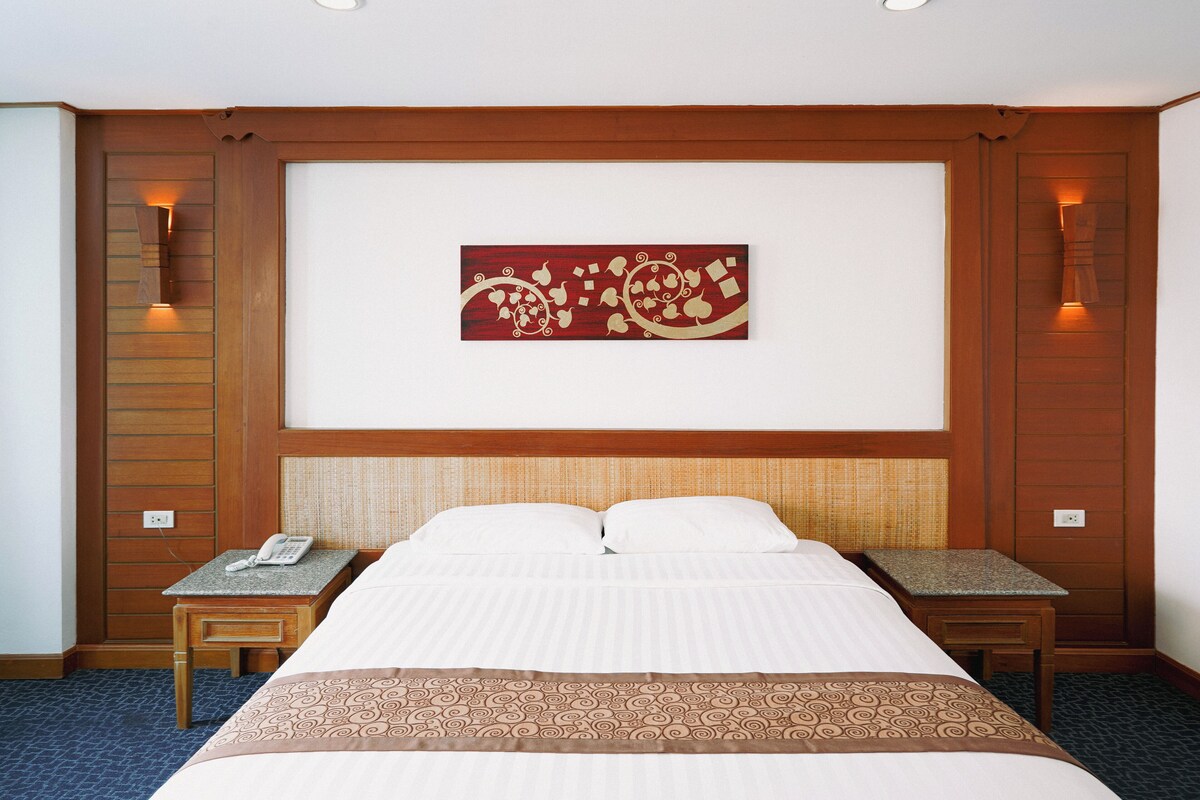 Superior Room | Minibar, desk, laptop workspace, blackout drapes