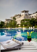 室内游泳池，季节性开放的室外游泳池