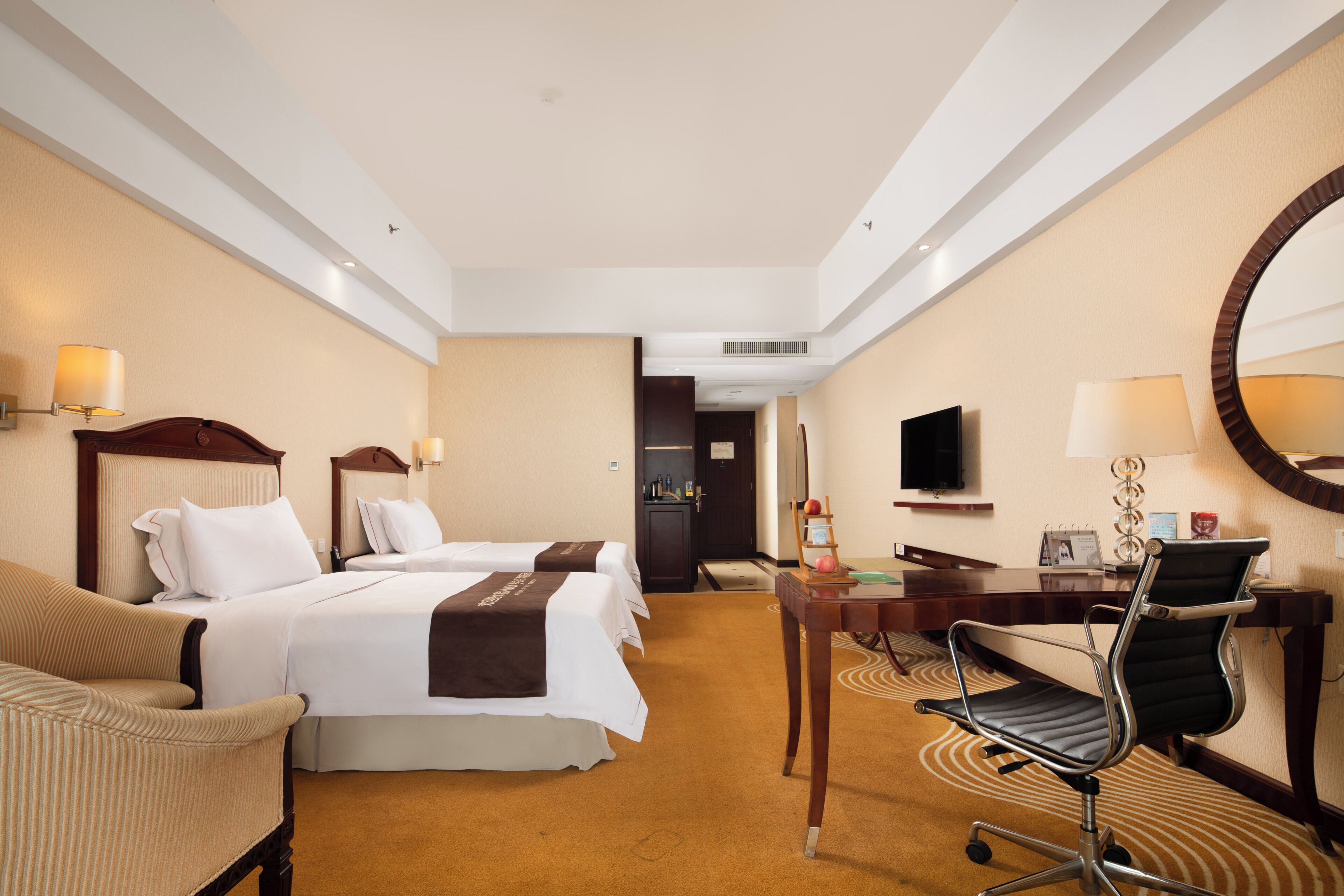 行政大床/标间 | 高档床上用品、迷你吧、客房内保险箱、办公桌