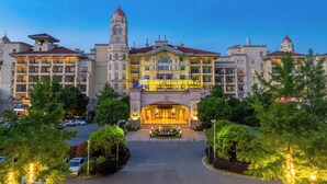 A large hotel with multiple floors, a central entrance, and a clock tower. - COUNTRY GARDEN Chizhou Phoenix Hotel (Chizhou)