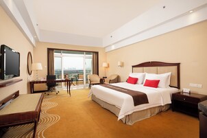 行政大床/标间 | 高档床上用品、迷你吧、客房内保险箱、办公桌