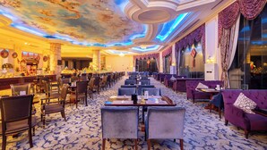 A hotel lobby with a long dining area, multiple seating arrangements, and a decorative ceiling. - COUNTRY GARDEN Chizhou Phoenix Hotel (Chizhou)