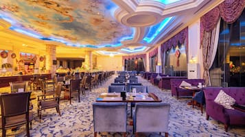 2 restauranter, frokost, lunsj og middag serveres, kinesiske retter