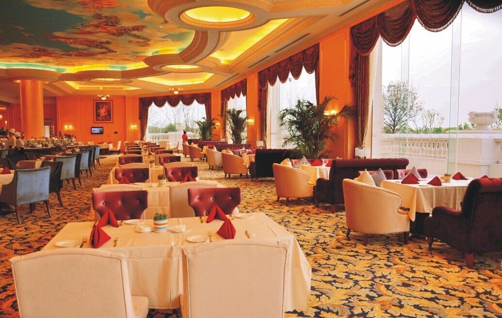 2 restaurants, breakfast, lunch, dinner served; Chinese cuisine 