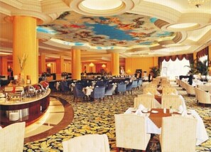 Här finns 2 restauranger som serverar frukost.