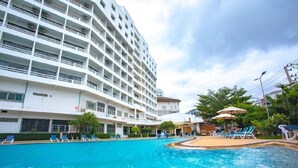 Un hôtel doté d’une grande piscine, de nombreux balcons et d’espaces extérieurs aménagés pour se détendre.