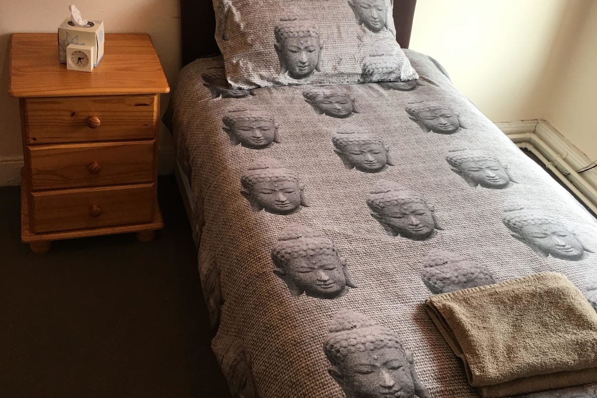 Basic Double or Twin Room, 2 Single Beds, Shared Bathroom