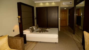 Kahden hengen businesshuone (kaksi sänkyä) | Ylelliset vuodevaatteet, minibaari, tallelokero huoneessa, työpöytä