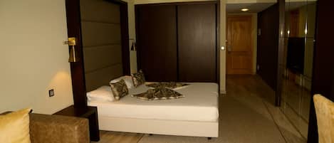 Business tvåbäddsrum | Sängtillbehör av högsta kvalitet och minibar