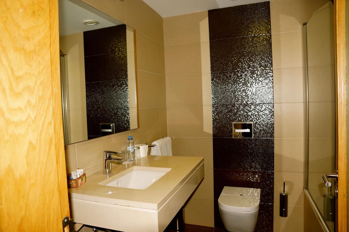 bathtub, free toiletries, hair dryer, towels