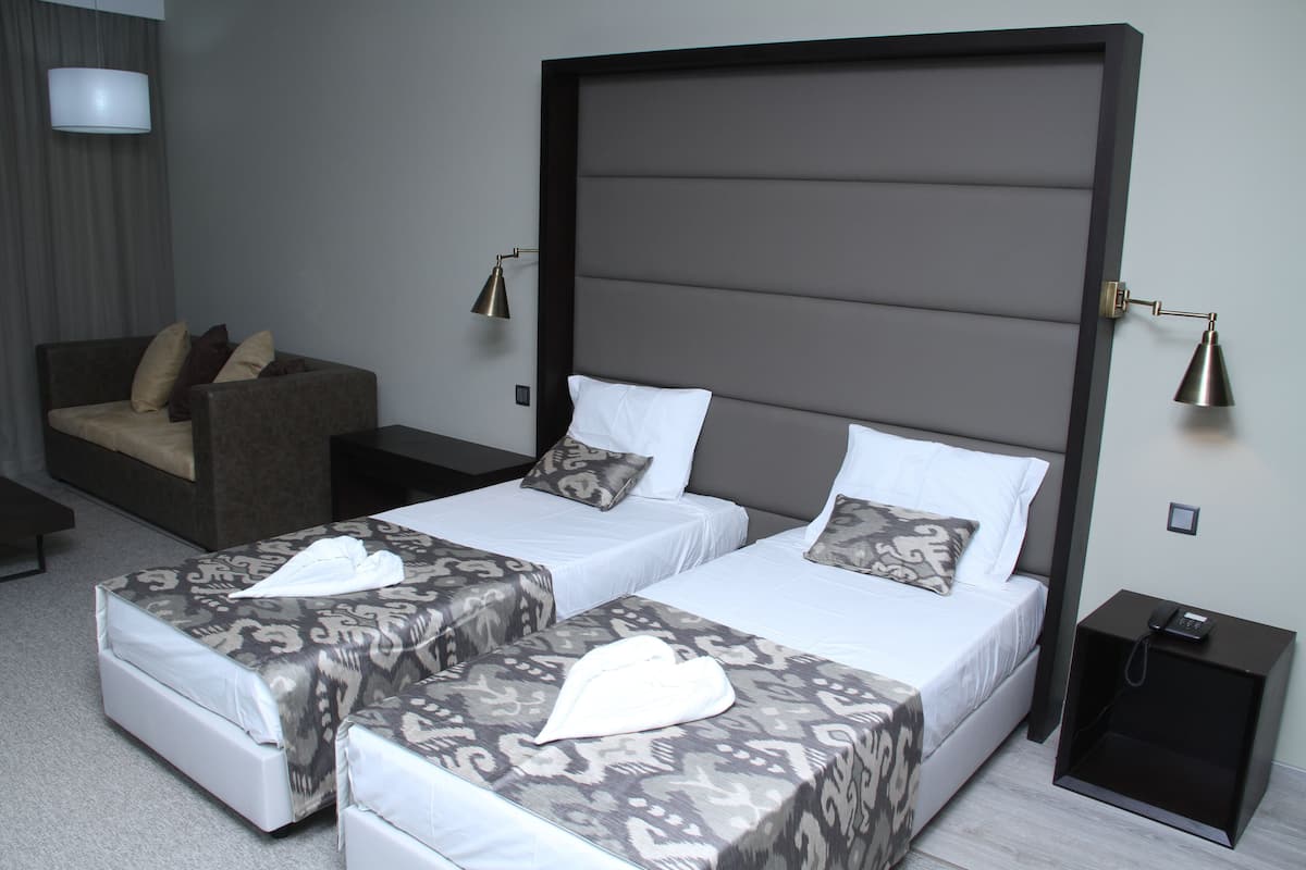 Business Twin kamer | Luxe beddengoed, een minibar, een kluis op de kamer, een bureau
