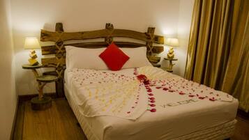 Minibar, in-room safe, desk, iron/ironing board