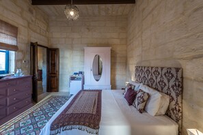 Double Room | Individually decorated, individually furnished, desk, laptop workspace
