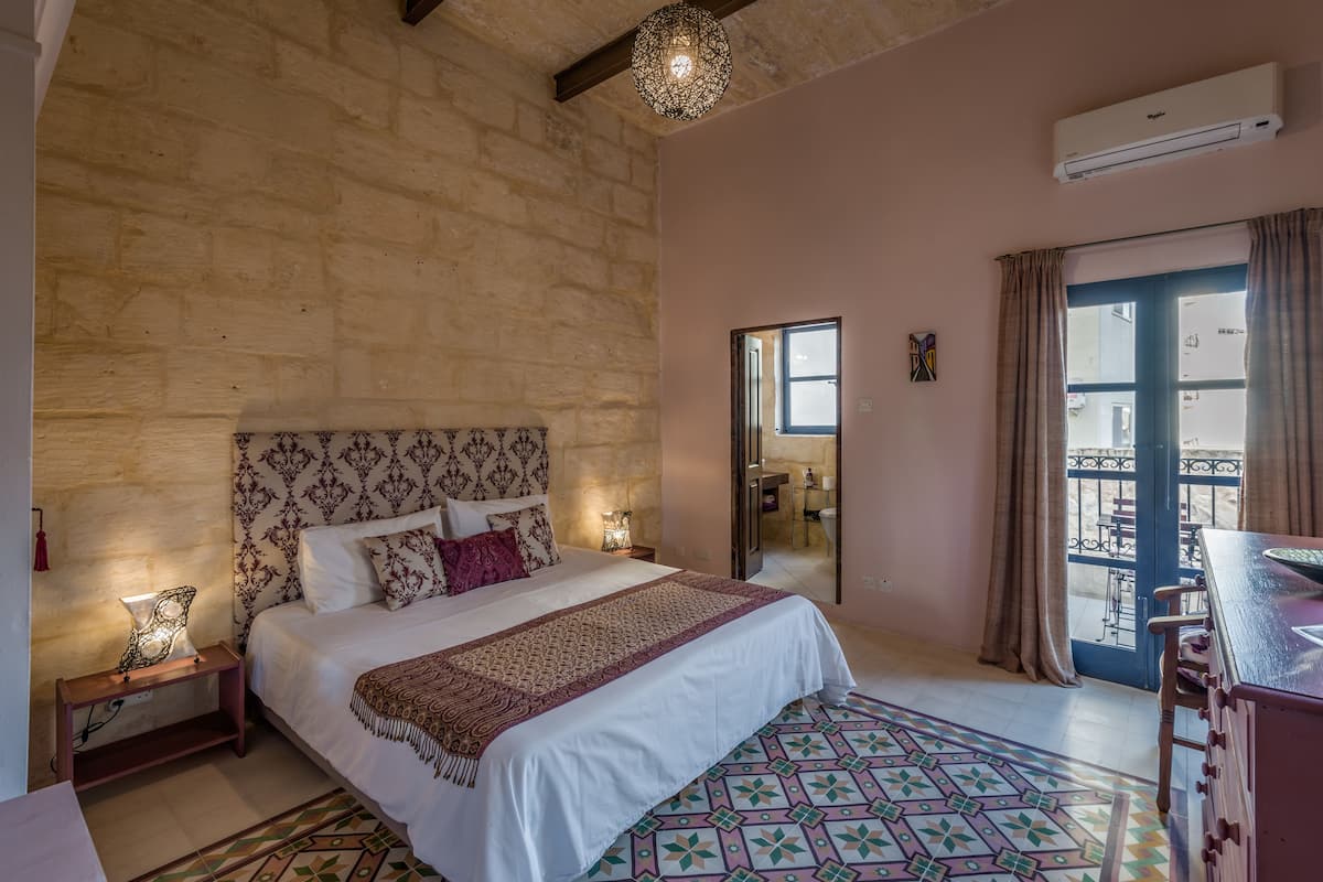 Double Room | Desk, laptop workspace, iron/ironing board (on request), WiFi (free)