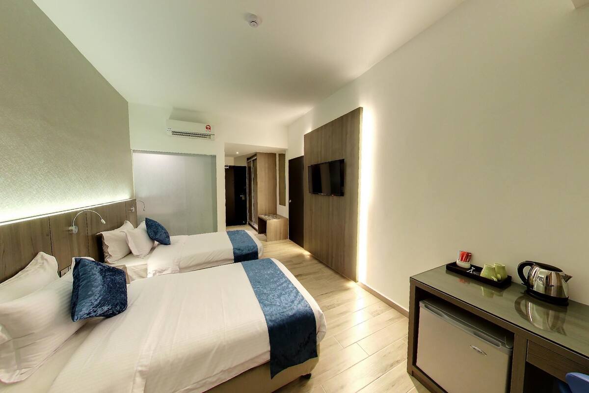 Deluxe Triple Room | In-room safe, blackout drapes, soundproofing