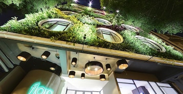 Bagian depan properti - sore/malam