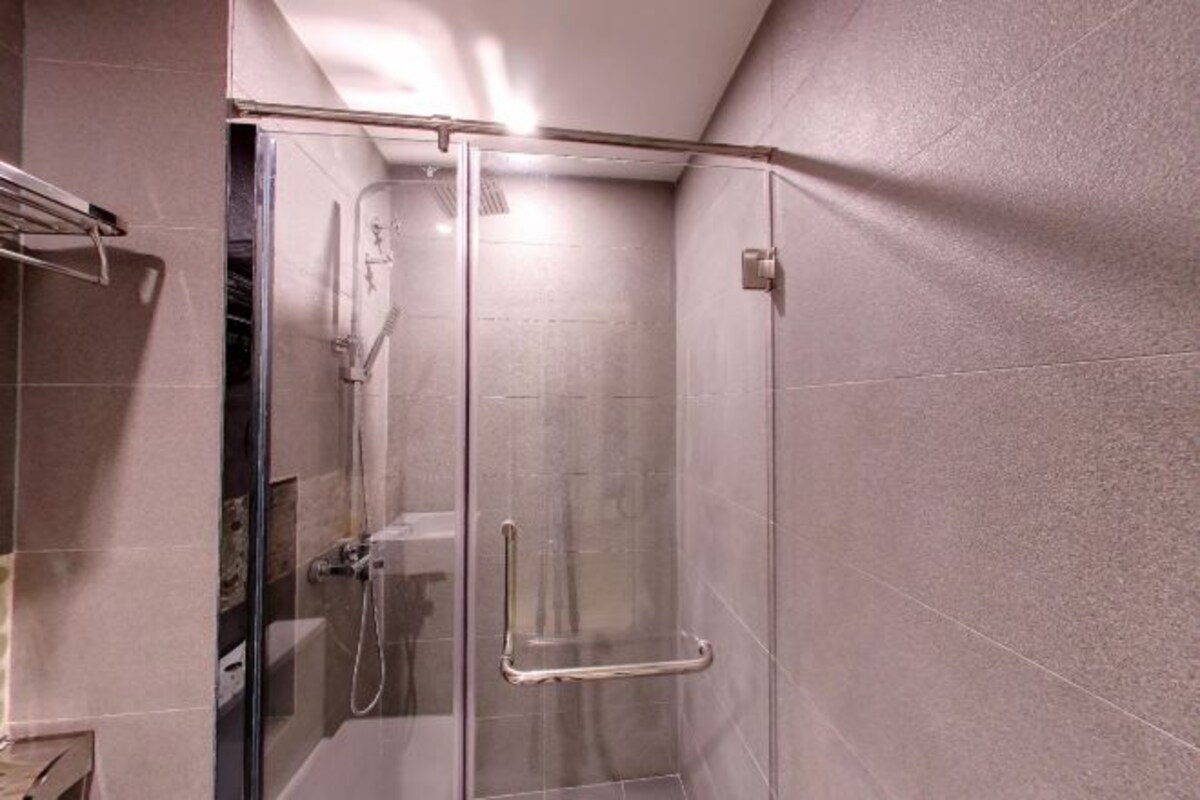 Shower, free toiletries, hair dryer, bidet